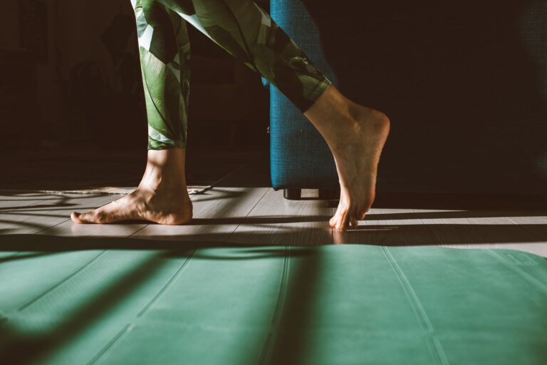 Barefoot vs. Mats: 20-Year Researchers on Evening Cortisol - groundinge
