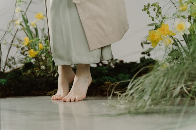 The Electron Transfer Mechanism: How Barefoot Grounding Reduces Systemic Inflammation - GroundingE