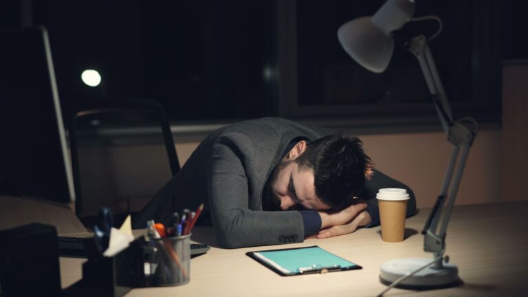 Grounding Mats for Desk Workers: Reducing EMF Exposure and Chronic Fatigue During Work Hours - GroundingE