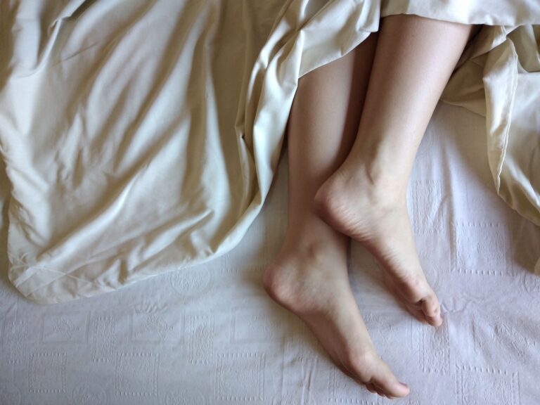 Winter Grounding Indoors: Best Earthing Sheets for Seasonal Affective Disorder and Sleep - GroundingE